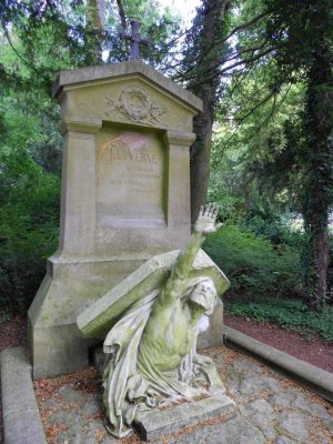 Grave of Jules Verne.jpg