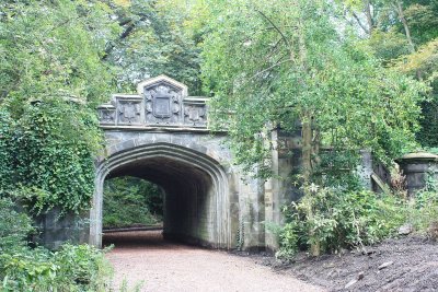 The_railway_bridge,_Warriston_Cemetery.jpg