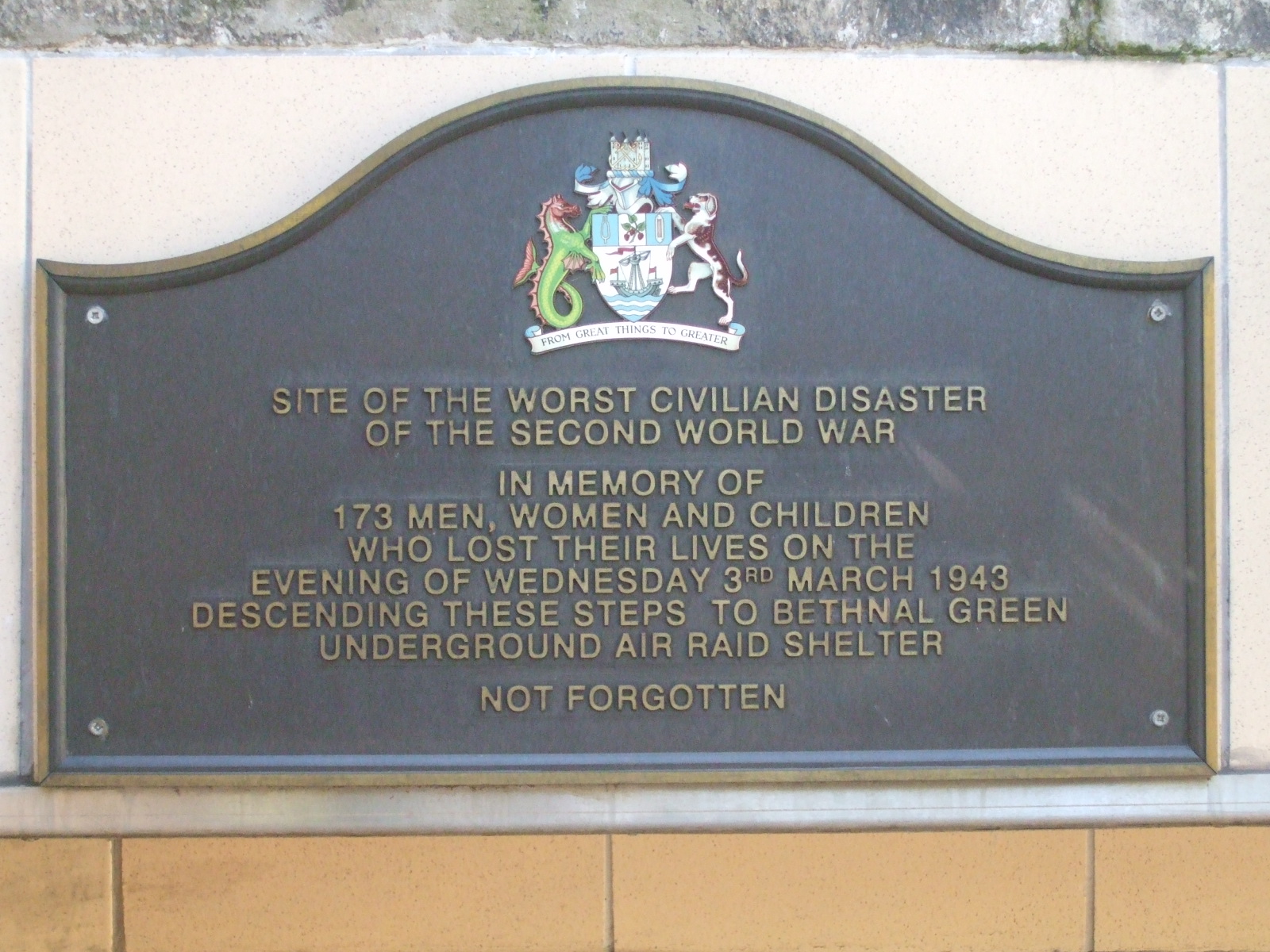 Bethnal_Green_stn_memorial_plaque.JPG