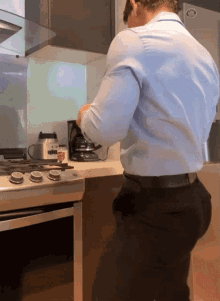 dancing-in-the-kitchen-hunk.gif