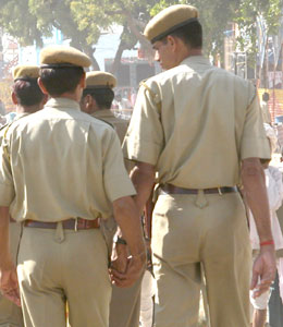 indian-cops-hold-hands.jpg
