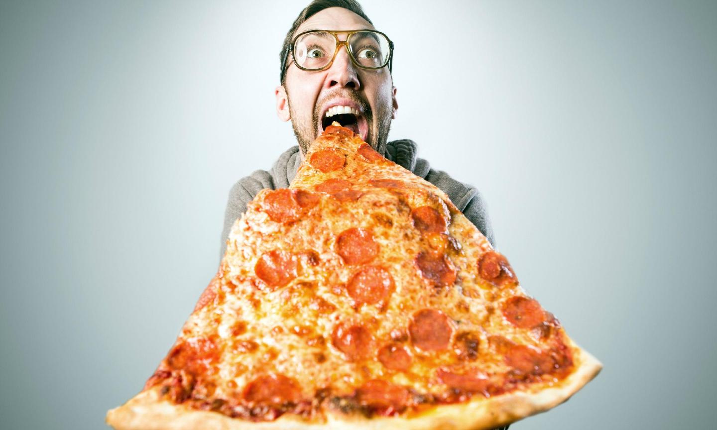 news_man_eating_huge_pizza.jpg