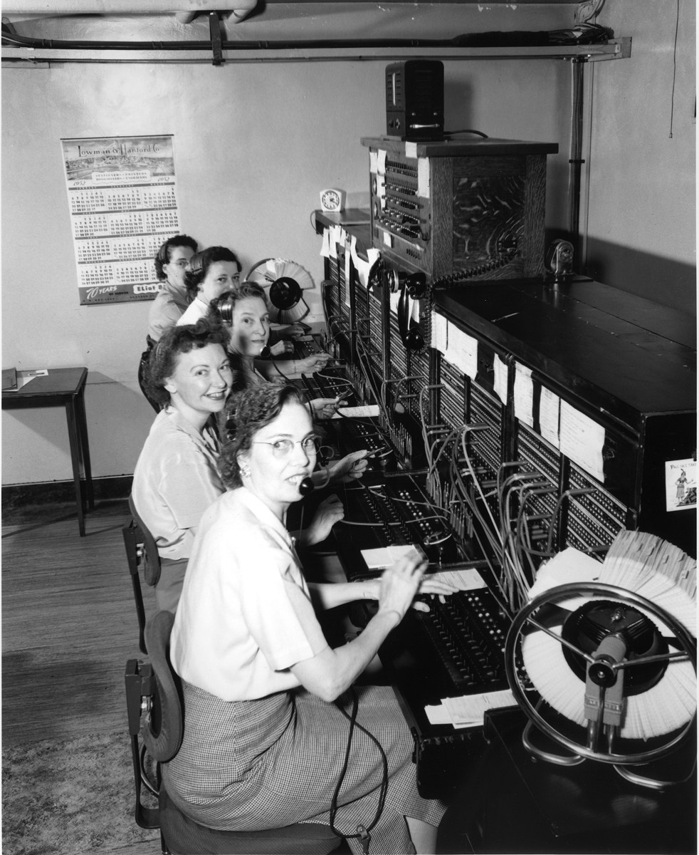 Telephone_operators,_1952.jpg
